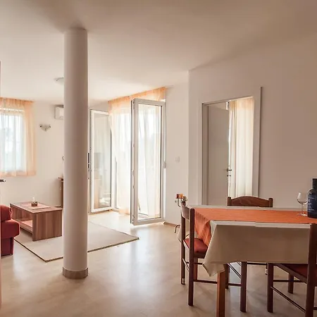 Apartment Mirela *