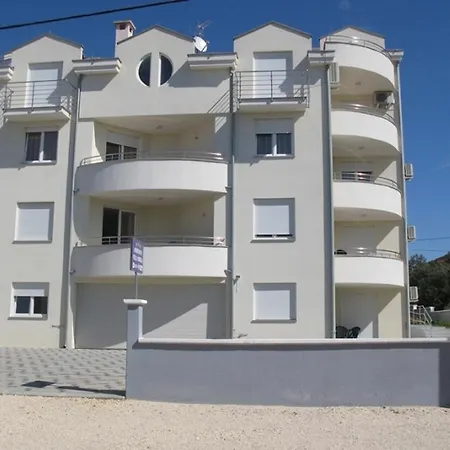 Apartment Mirela *